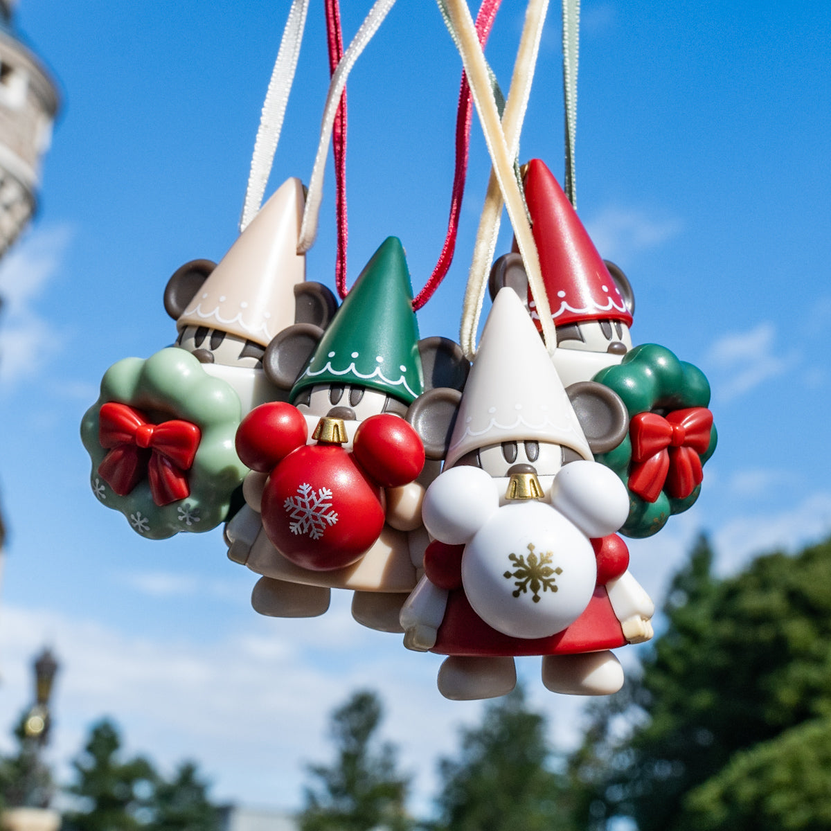 [In Stock] Tokyo Disneyland ~ 2024 Christmas Limited Edition! "Lil Ring Ring" Series - Limited Edition Gashapon Charm (Green Hat/Bean Hat) SH0170