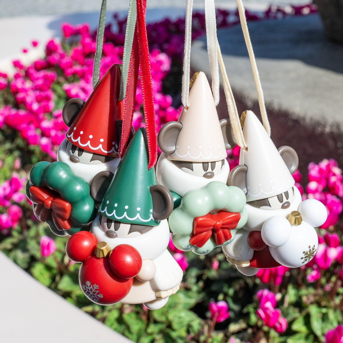 [In Stock] Tokyo Disneyland ~ 2024 Christmas Limited Edition! "Lil Ring Ring" Series - Limited Edition Gashapon Charm (Green Hat/Bean Hat) SH0170