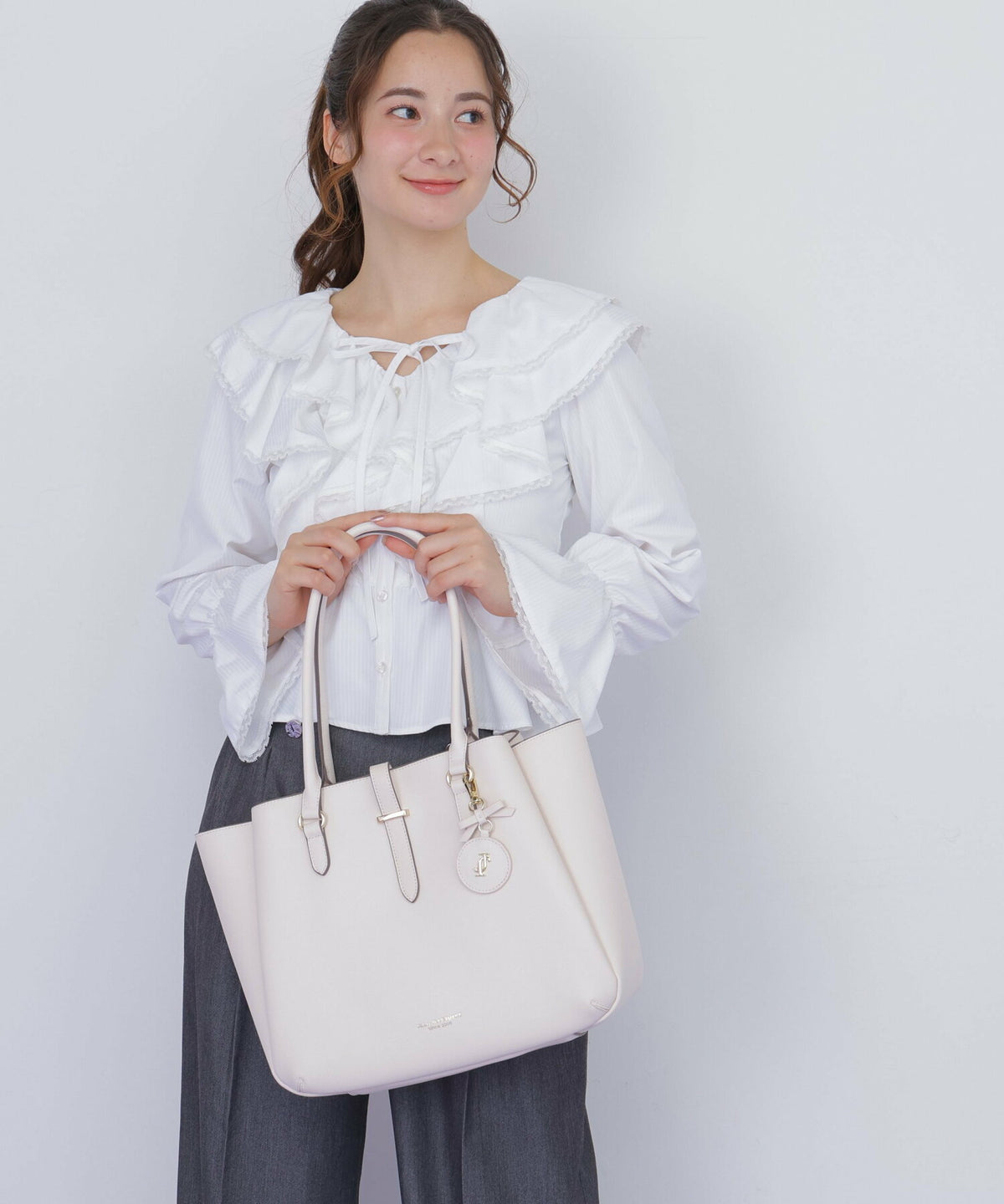 [預訂款] [請先向客服查詢日本庫存] JILL by JILL STUART- 優雅緞帶金屬吊飾大容量多收納皮革手提托特包（全2色） SG0093