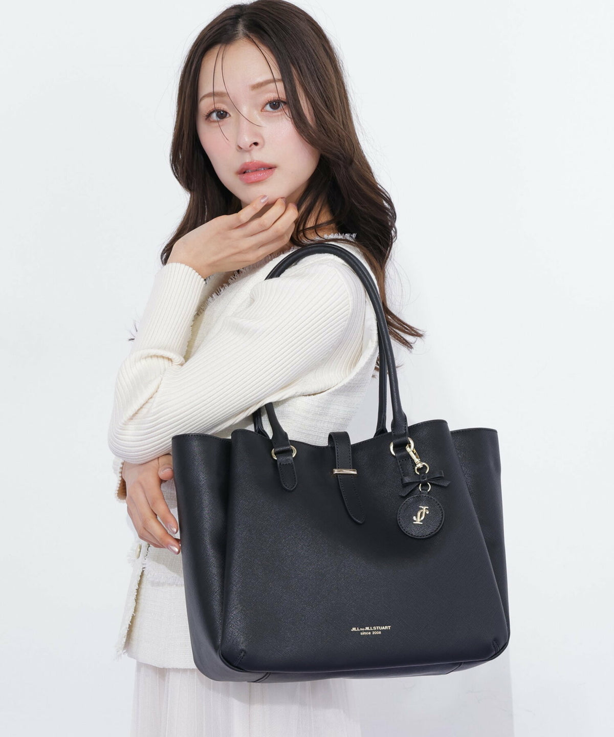 [預訂款] [請先向客服查詢日本庫存] JILL by JILL STUART- 優雅緞帶金屬吊飾大容量多收納皮革手提托特包（全2色） SG0093