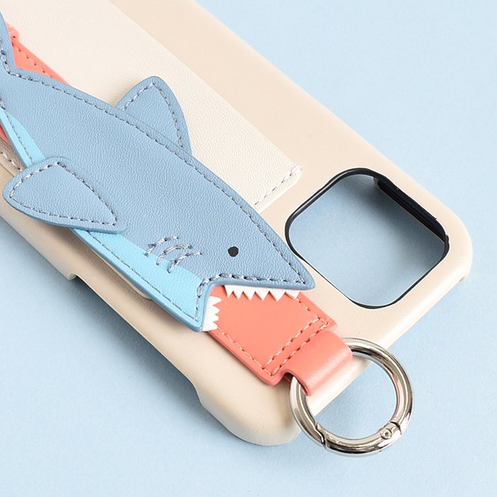 [Pre-order Item] Faux leather crocodile/shark pattern iPhone case with anti-slip wristband and clip design, also suitable for hanging rope (2 styles available, compatible with iPhone 12/12 Pro and iPhone 13/13 Pro) SH0046