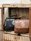 [預訂款] Harry Potter X FLAPPER聯乘- 3Ways(手提包X單肩包X背囊)學院復古三用包 （全6款；霍格華茲校徽 (啡/黑色)/葛來分多Gryffindor/ 史萊哲林Slytherin/ 雷文克勞Ravenclaw/ 赫夫帕夫Hufflepuff ）  SHP0079